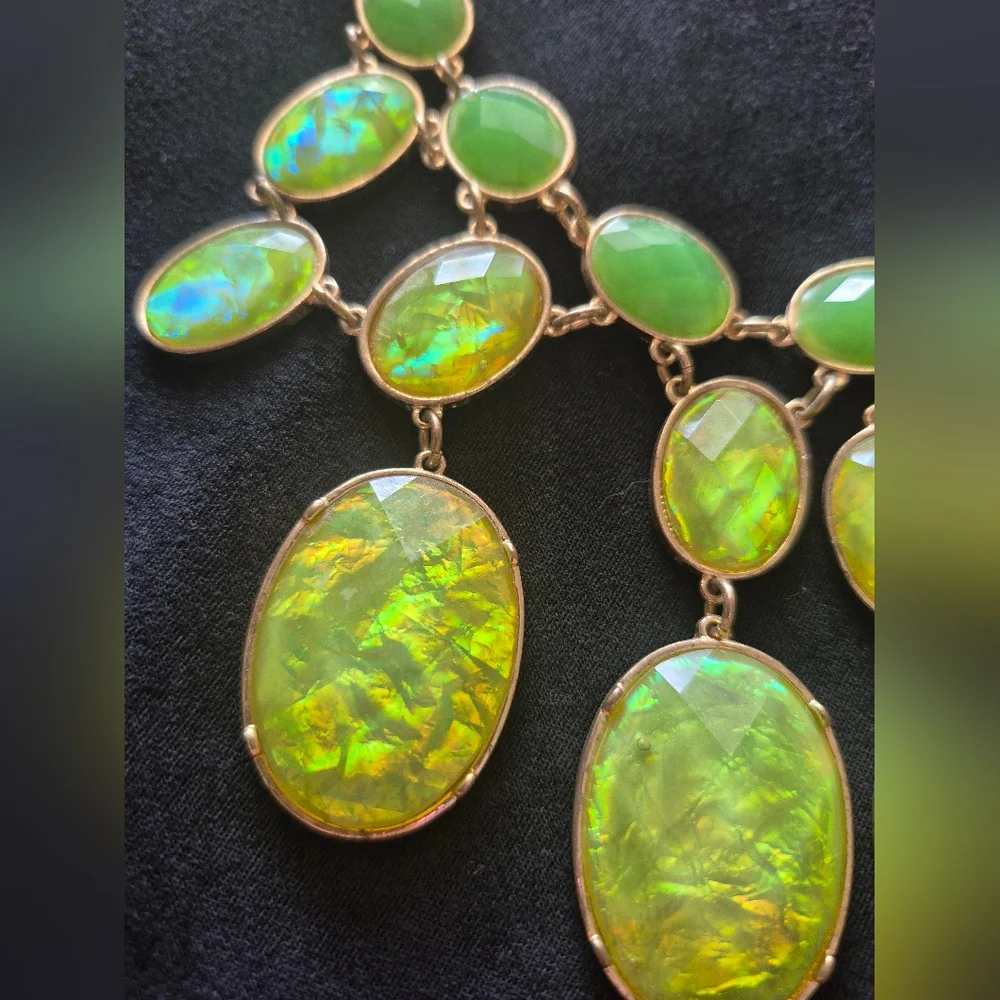 NEON IRRIDESCENT GREEN STATEMENT NECKLACE w goldtone halloween party - Picture 3 of 8